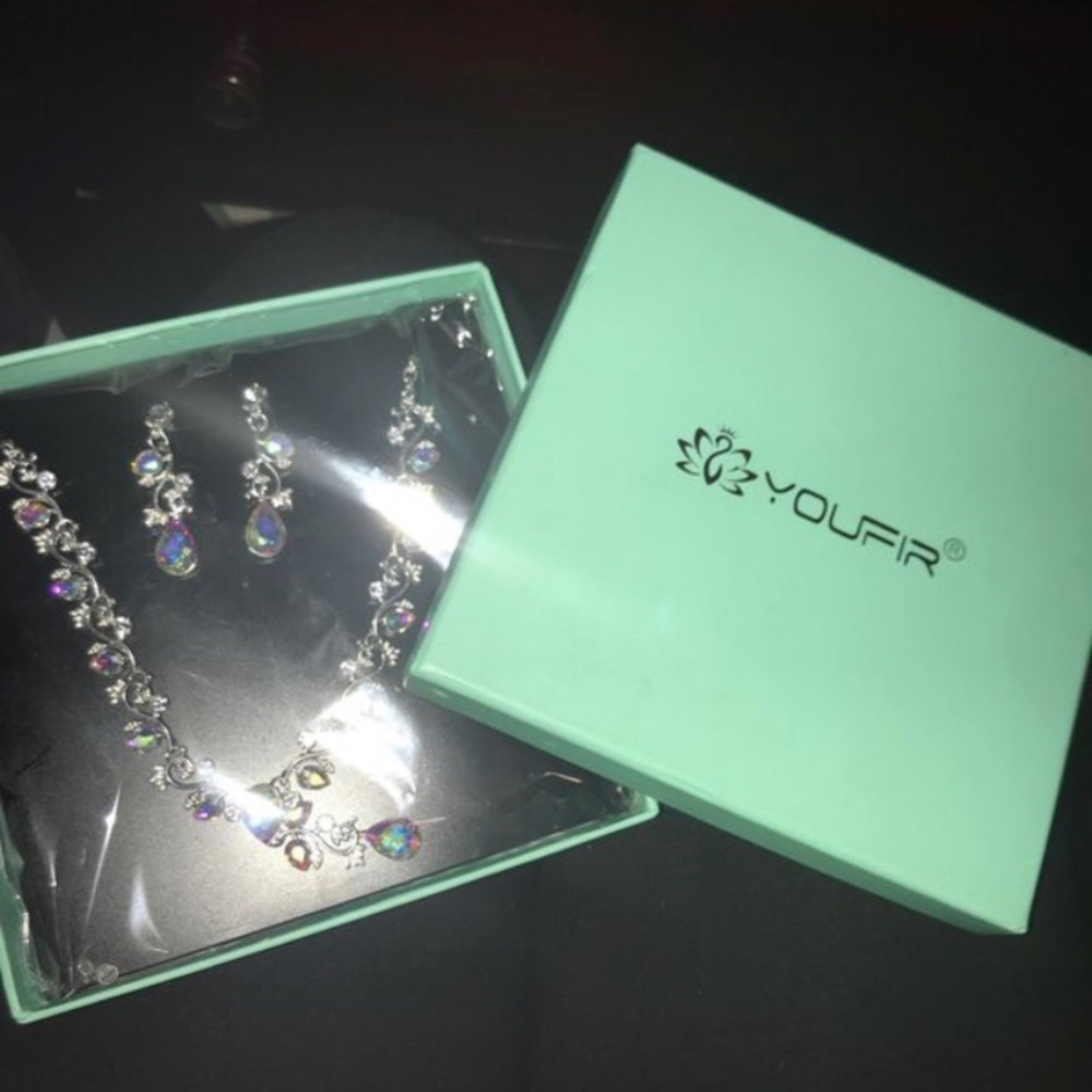 Necklace and earrings set